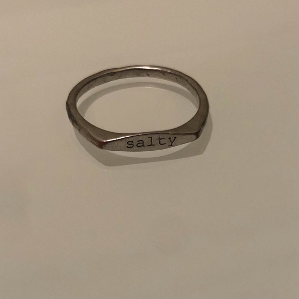 Puts Vida salty ring